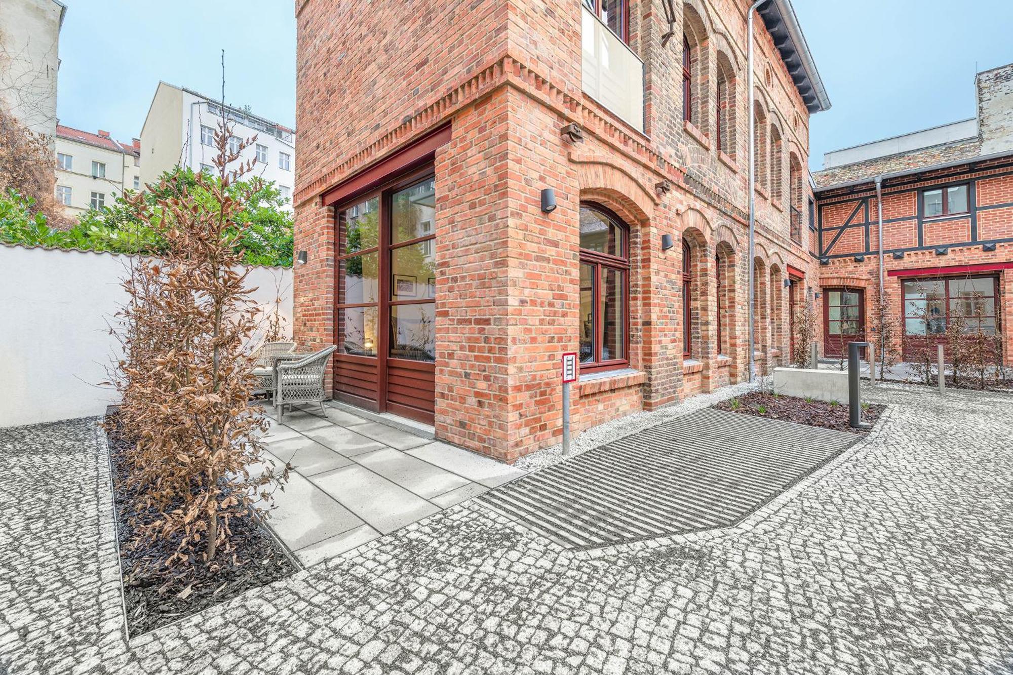 Mitte Loft On 2floors, 150 Qaudratmeter, 2brs, 2bathrooms, Living Room, Dinning Up To 8 Ppl